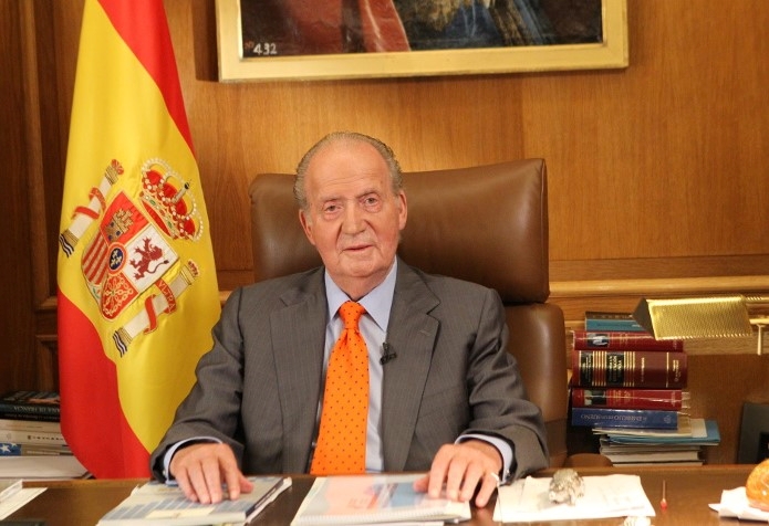 Former king Juan Carlos in his office on Zarzuela palace on October 18, 2013 (by Casa Real - Borja Fotógrafos)